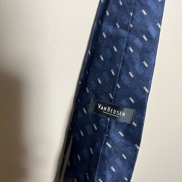 Vintage Van Heusen Blue Silk Tie - Picture 4 of 4